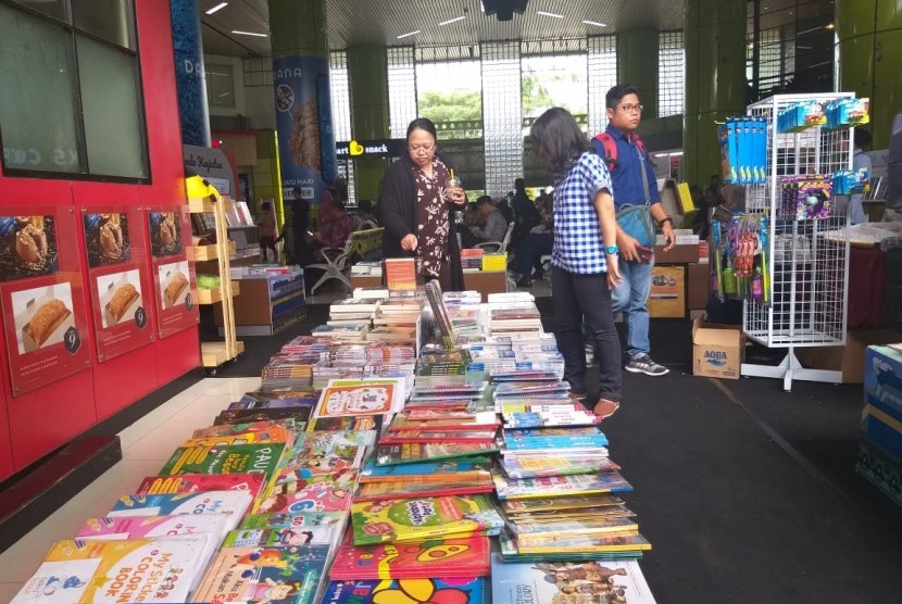 PT Kereta Api Indonesia (KAI) menggelar Book fair on Station di Stasiun Besar Gambir, Jakarta Pusat, 14-18 November 2018.