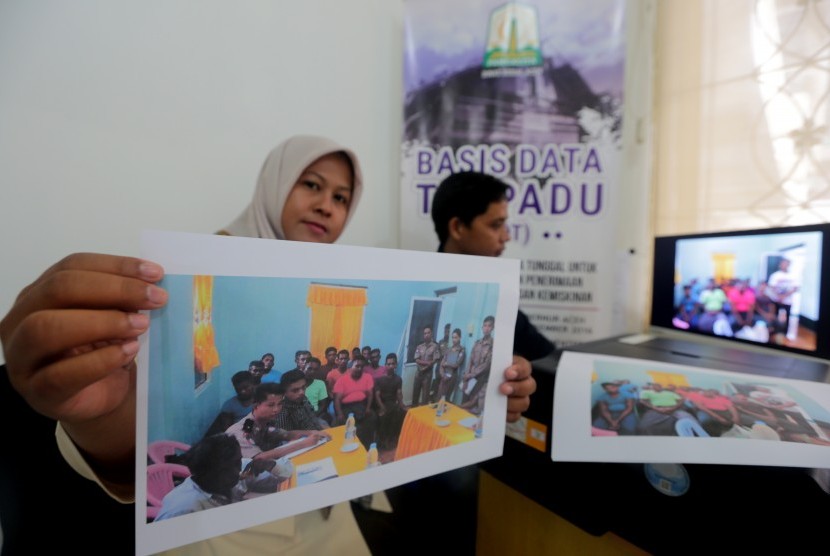Acehnese officials shows photographs of local fishermen arrested by Myanmar Navy. (Fle photo). 
