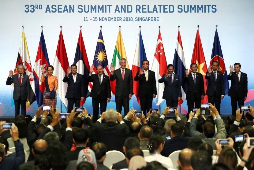 Pemimpin negara-negara ASEAN berkumpul untuk berfoto bersama dalam upacara pembukaan KTT ASEAN ke-33 di Singapura, Selasa (13/11/2018).