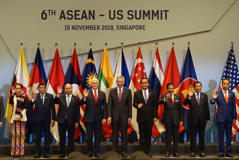 Presiden Joko Widodo (kedua kanan) bersama Wakil Presiden Amerika Serikat Mike Pence (kelima kiri) dan kepala negara ASEAN berfoto ketika mengikuti KTT Ke-6 ASEAN-Amerika Serikat di Suntec Convention Centre, Singapura, Kamis (15/11/2018)