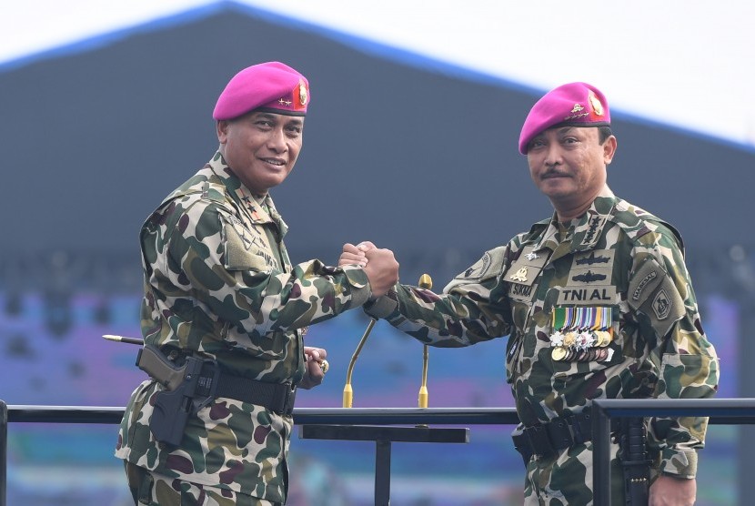 KSAL Laksamana TNI Siwi Sukma Adji (kanan) bersama Komandan Korps Marinir TNI AL Mayjen TNI (Mar) Bambang Suswantono (kiri) melakukan salam komando saat prosesi pembaretan pada upacara HUT ke-73 Korps Marinir di Bumi Marinir Karangpilang, Surabaya, Jawa Timur, Kamis (15/11/2018).