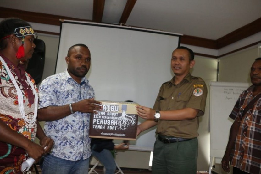 Sigit Nugroho, kasubdit Perubahan Peruntukan dan Fungsi Kawasan Hutan KLHK menerima petisi dari masyarakat adat Papua, di KLHK, Rabu (14/11). untuk berita Masyarakat adat papua barat minta klhk cabut izin perusahaan yang buka hutan.