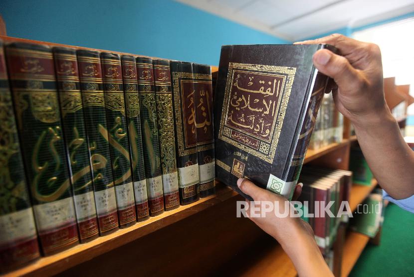 Petugas memperlihatkan Alquran dari DKI Jakarta di Perpustakaan Jakarta Islamic Center, Jakarta, Kamis (15/11). Perpustakaan Jakarta Islamic Center memiliki beragam koleksi Alquran dan tafsirnya yang berasal dari beberapa negara islam hingga dalam negeri untuk mencari referensi keilmuan peradaban Islam.