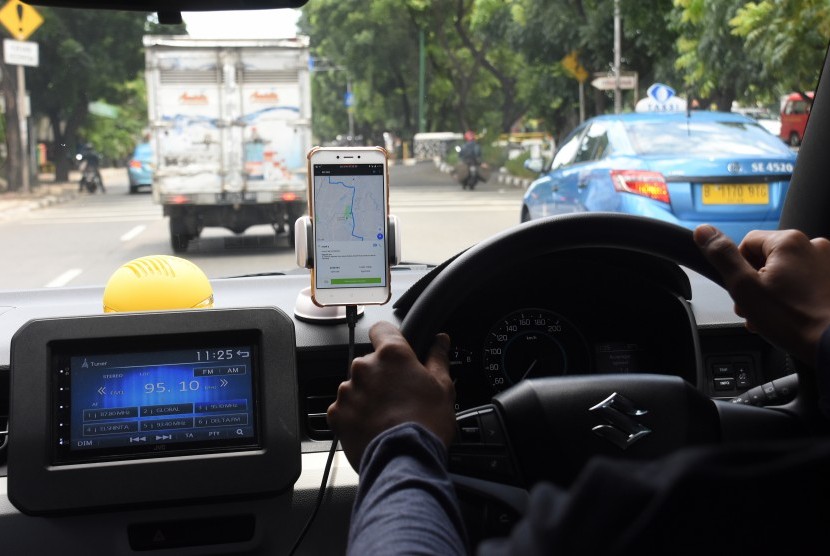 Taksi daring boleh beroperasi dengan jumlah penumpang yang terbatas (Foto: ilustrasi taksi daring)