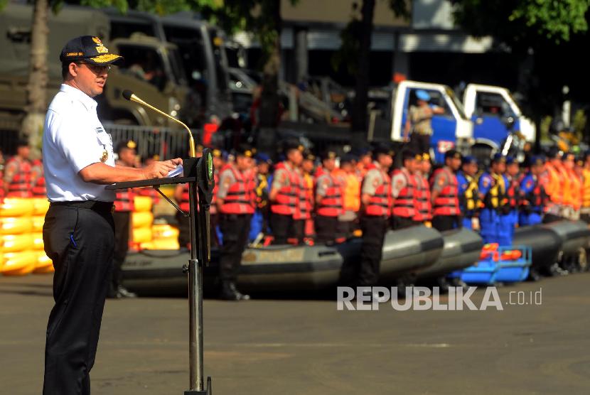 Gubernur DKI Jakarta Anies Rasyid Baswedan memimpin apel kesiapsiagaan bencana di Markas Polda Metro Jaya, Semanggi, Jakarta Selatan, Jumat (16/11).