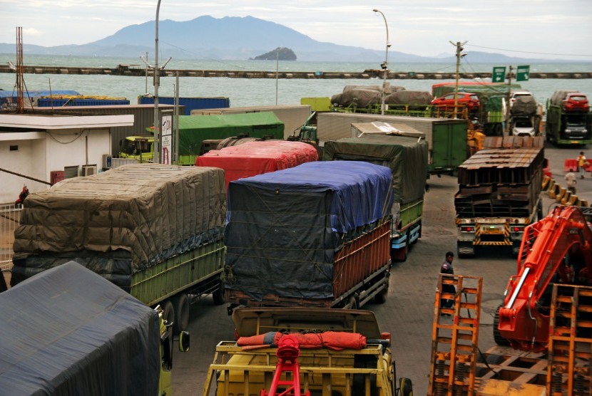 Sejumlah truk yang akan menyeberang ke Sumatera antre menunggu kedatangan kapal roro di Pelabuhan Merak, Banten, Jumat (16/11/2018)