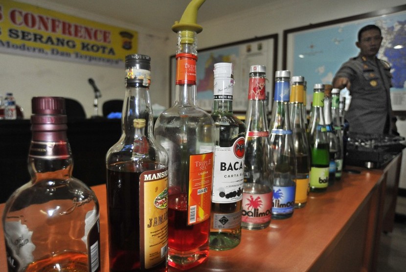 Kepolisian Resor Cirebon Kota, Polda Jawa Barat, menyita ratusan liter minuman keras (miras) oplosan dari beberapa pedagang (Foto: ilustrasi miras oplosan)