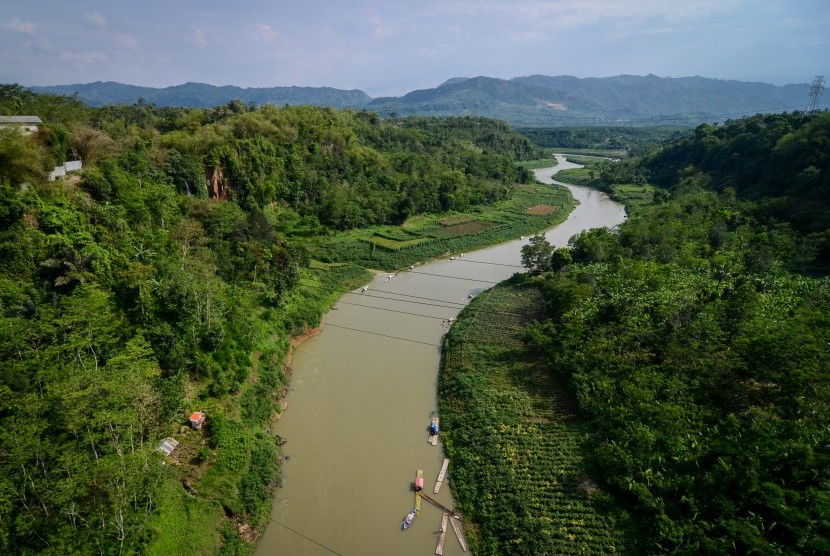 Lansekap Sungai Citarum di perbatasan antara Kabupaten Bandung Barat dengan Kabupaten Cianjur, Jawa Barat, Jumat (16/11/2018). 