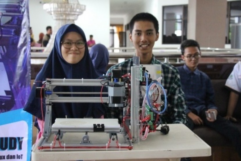 Dua mahasiswa Universitas Negeri Yogyakarta (UNY) memamerkan  percobaan prototipe printer 3D buatan mereka. 