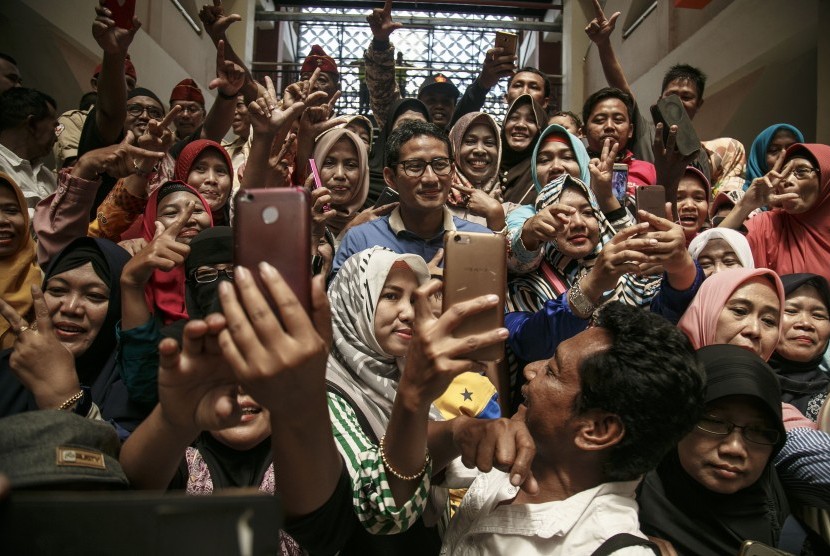 Calon Wakil Presiden nomor urut 02 Sandiaga Salahudin Uno (tengah) berfoto dengan warga di Pasar Prambanan, Sleman, DI Yogyakarta, 16/11/2018)