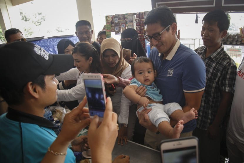 Calon Wakil Presiden nomor urut 02 Sandiaga Salahudin Uno (kedua kanan) berfoto dengan warga di Pasar Prambanan, Sleman, DI Yogyakarta, 16/11/2018).