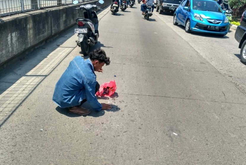 Polisi bersama warga membersihkan ranjau paku di jalan sebelah tol Tomang-Tangerang  (ilustrasi)