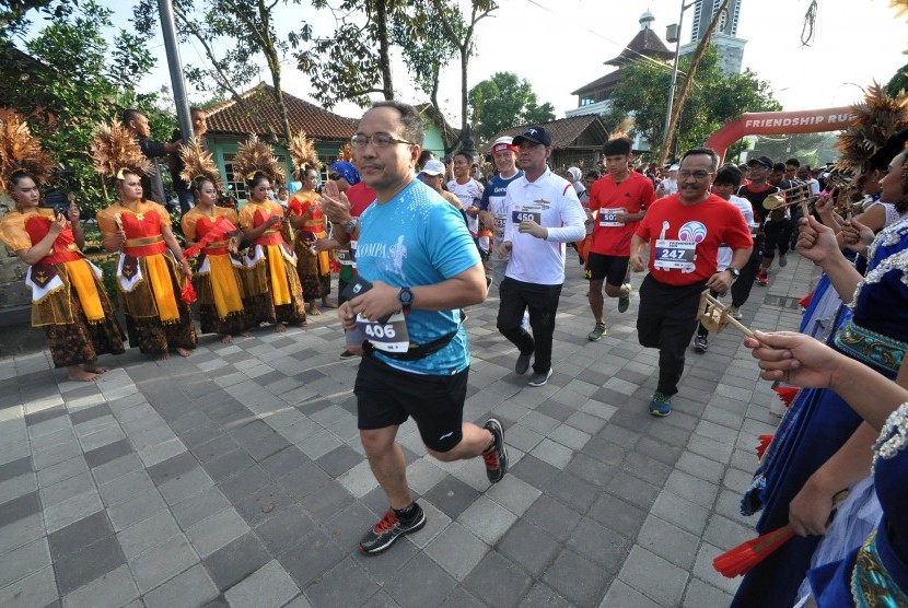 Kesenian Lima Gunung menyambut para peserta Friendship Run di pelataran  Candi Pawon, Desa Wanurejo, Kecamatan Borobudur, Kabupaten Magelang, Jawa  Tengah, Jumat (17/11). Friendship Run ini digelar sebagai pra acara utama  Borobudur Marathon 2018 Powered by Bank Jateng.