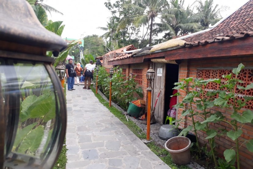 Kampung Flory yang terletak di Desa Tridadi, Sleman, DI Yogyakarta, menyajikan wisata keluarga yang mengombinasikan pendidikan, alam, dan kuliner. 
