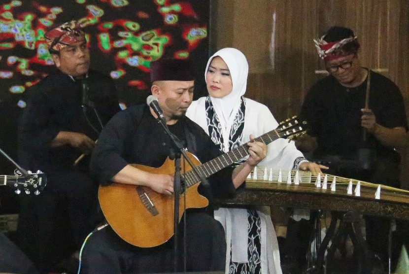 Puluhan seniman dan budayawan se Jabar, peringati Maulid Nabi Muhammad SAW, di Gedung Yudhistira Pemkab Purwakarta, Senin malam (19/11).