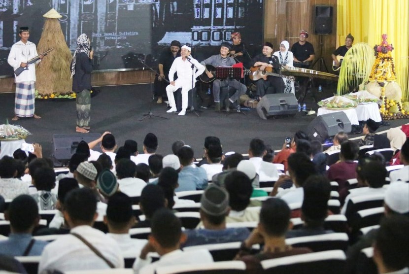 Puluhan seniman dan budayawan se Jabar, peringati Maulid Nabi Muhammad SAW, di Gedung Yudhistira Pemkab Purwakarta, Senin malam (19/11).