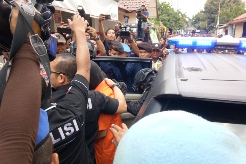 Polda Metro Jaya bersama Polres Metropolitan Bekasi Kota menggelar rekonstruksi pembunuhan satu keluarga di Pondok Melati, Kota Bekasi, Rabu (21/11) siang.  