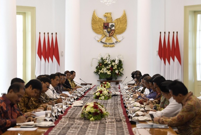 Presiden Joko Widodo (tengah kiri) menyampaikan arahan pada rapat terbatas tentang Pembangunan SDM untuk Akselerasi Pertumbuhan Ekonomi di Istana Bogor, Jawa Barat, Rabu (21/11/2018).