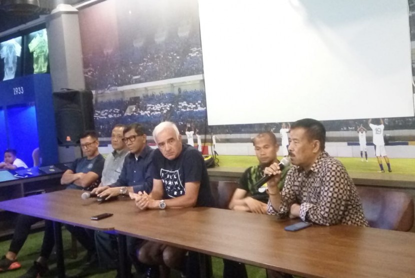 Konferensi pers jajaran manajemen, pelatih dan pemain Persib Bandung di Graha Persib, Jalan Sulanjana, Kota Bandung, Rabu (21/11). Persib mengklarifikasi perihal tuduhan match fixing pada beberapa pemain dan menyelesaikan masalah tersebut secara internal.