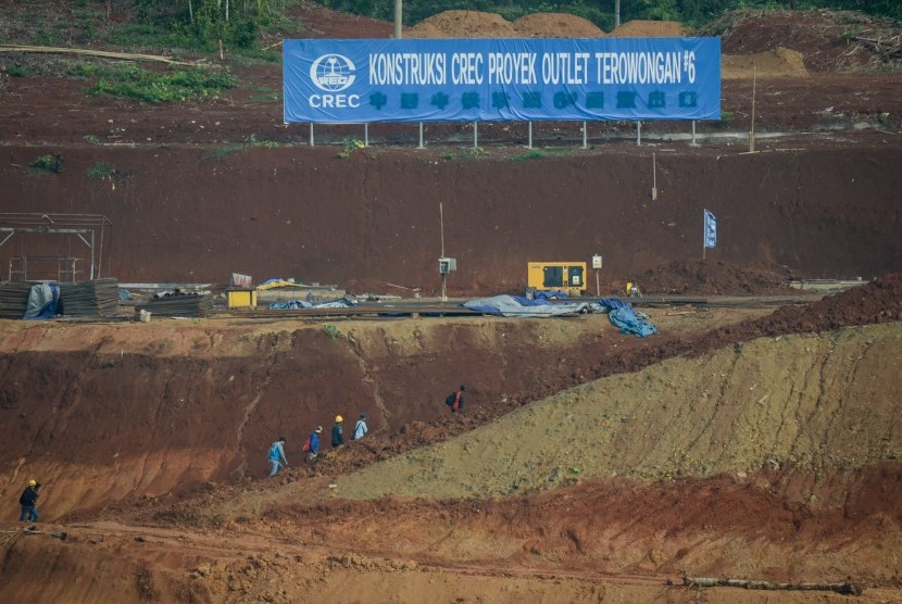 Pekerja menyelesaikan konstruksi terowongan proyek kereta cepat Jakarta-Bandung di Cipeundeuy, Kabupaten Bandung Barat, Jawa Barat, Rabu (21/11).