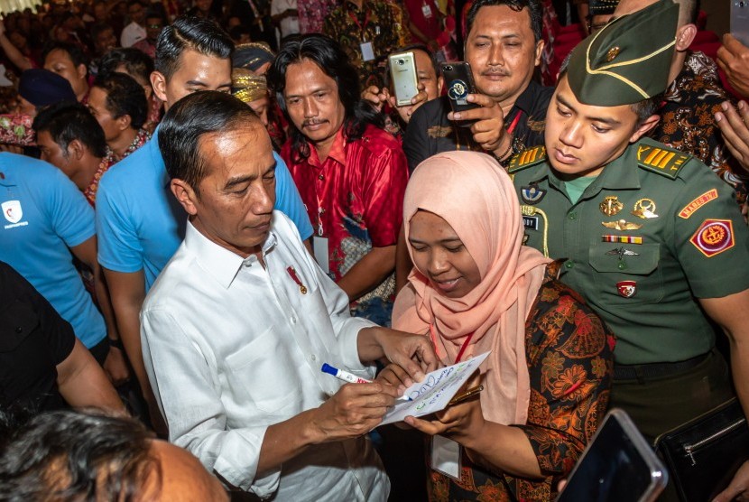 [ilustrasi] Presiden Joko Widodo (kiri) melayani permintaan tanda tangan dari peserta saat menghadiri Sarasehan Pengelolaan Dana Desa Se-Jateng Tahun 2019, di Semarang, Jawa Tengah, Kamis (22/11/2018).