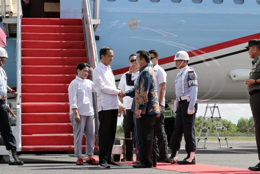 Kedatangan Presiden Joko Widodo di Bandara Radin Intan II disambut Gubernur Lampung M Ridho Ficardo. Presiden Jokowi akan melakukan kunker ke beberapa daerah.
