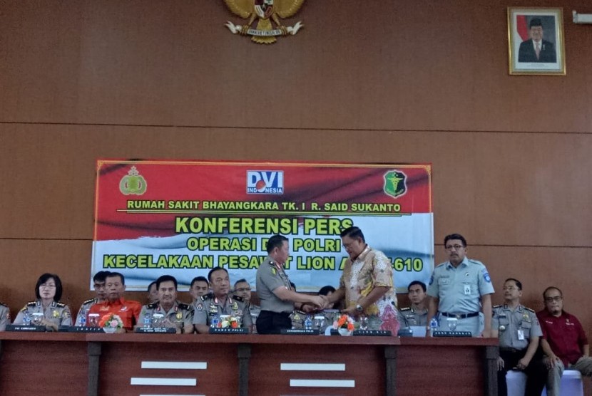 Konferensi pers terakhir operasi DVI (Disaster Victim Identification) Mabes Polri, di RS Polri Kramat Jati, Jakarta Timur, Jumat (23/11