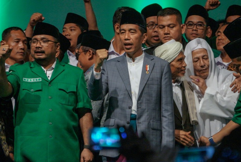 Presiden Joko Widodo (tengah) didampingi Menteri Agama Yaqut Cholil Qoumas.