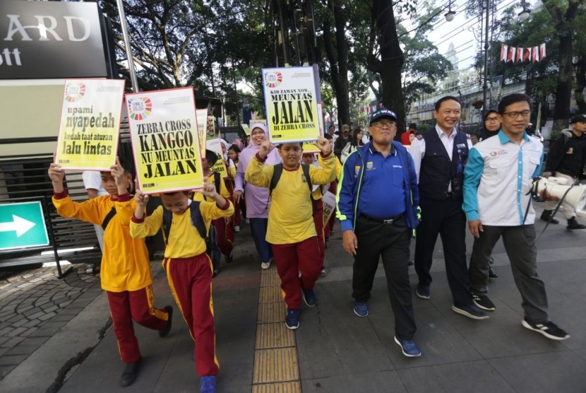 Kota Bandung gaungkan gerakan siswa berjalan kaki dan bersepeda ke sekolah.