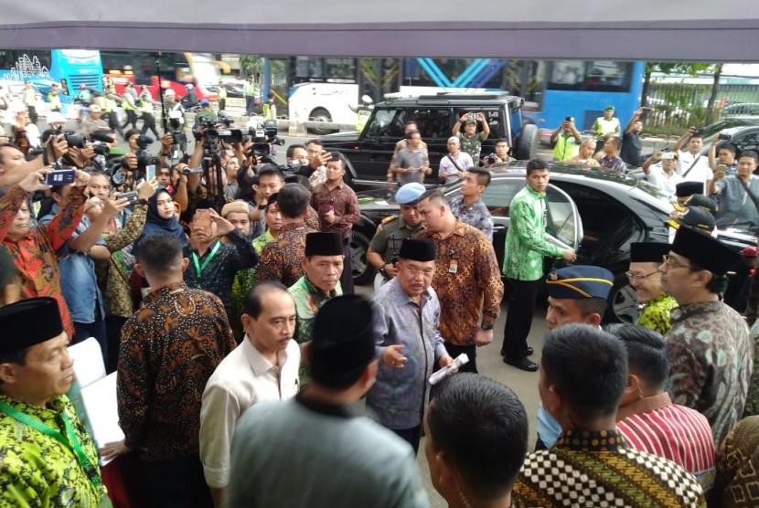 Wakil Presiden RI, Jusuf Kalla saat peletakan batu pertama gedung kantor DMI, Jumat (23/11). 