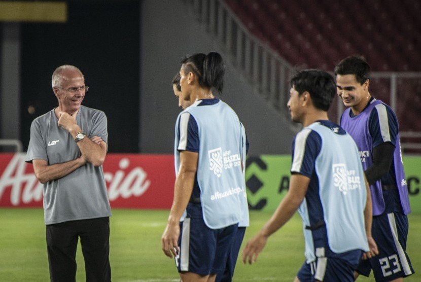 Pelatih Timnas Indonesia Bima Sakti (tengah) bersama sejumlah pemain dalam sesi latihan di Stadion Utama Gelora Bung Karno, Jakarta, Sabtu (24/11/2018).