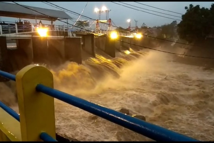 Tinggi muka air (TMA) Bendung Katulampa berkisar 100 sentimeter pada Sabtu (24/11) sore. Kondisi tersebut merupakan status siaga 3 banjir Jakarta