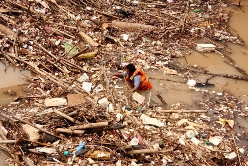 Tumpukan sampah bambu kembali ditemukan di sungai Cikeas, Bendung Koja, perbatasan Desa Bojongkulur, Kabupaten Bogor dengan Kelurahan Jatiasih, Kota Bekasi, Senin (26/11). Diperkirakan total sampah bambu tersebut mencapai 18 ton. 