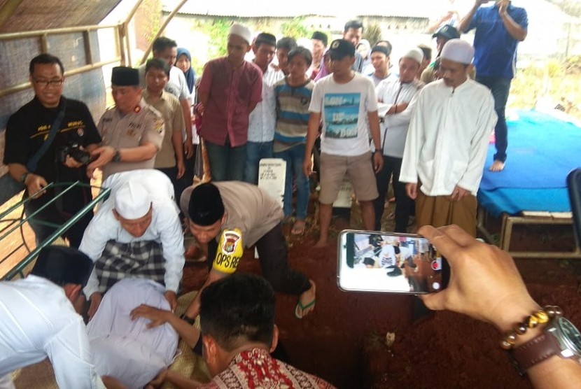 Proses pemakaman santri korban kecelakaan di TPU Karang Mulya, Kecamatan Karang Tengah, Kota Tangerang, Senin (26/11).