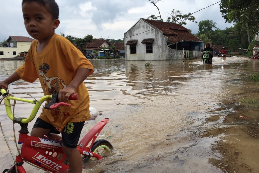 Sejumlah rumah, jalan dan sawah di Desa Tanjungsari, Kecatan  Sukaresik, Kabupaten Tasikmalaya terendam banjir pada Senin (26/11). Banjir  yang terjadi kali ini memiliki kedalaman sekitar 50 sentimeter.    Namun, pada Maret lalu, kawasan ini sempat diterjang banjir hingga 1,5  meter. 