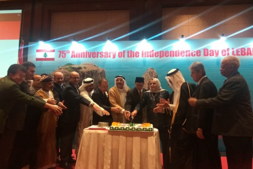 Menteri Agama Lukman Hakim Saifuddin menyampaikan sambutan kepada hadirin acara Perayaan Hari Kemerdekaan Lebanon ke-75 di Hotel JW Marriott, Jakarta, Senin (26/11) malam