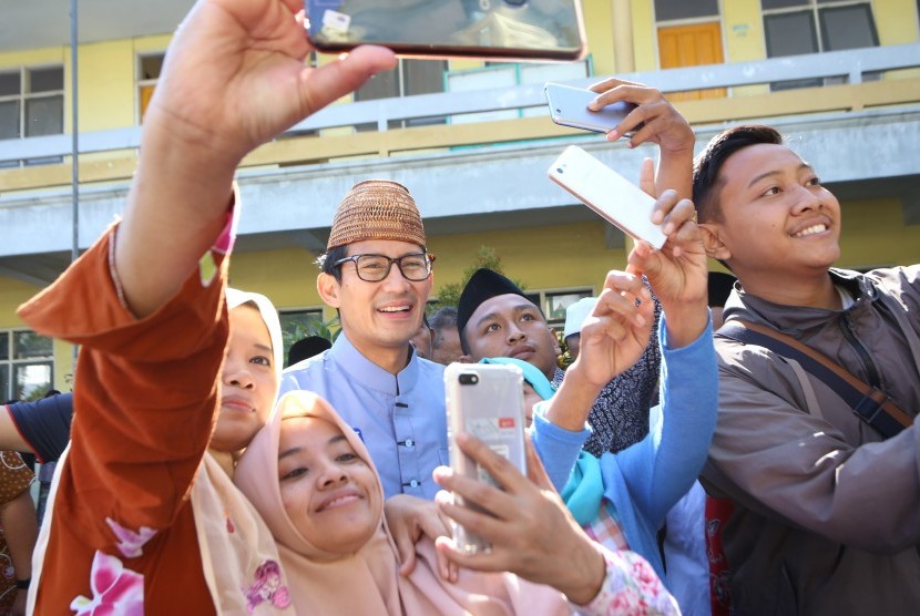 Vice Presidential Candidate number 02 Sandiaga Salahudin Uno foto (center)