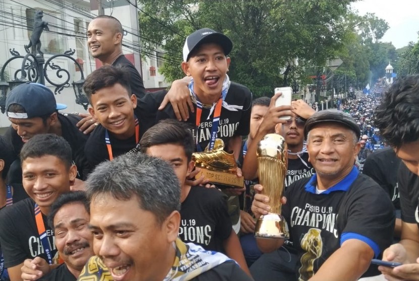 Bobotoh menyambut rombongan Persib U-19 di Jalan Pajajaran, Kota Bandung, Selasa (26/11).