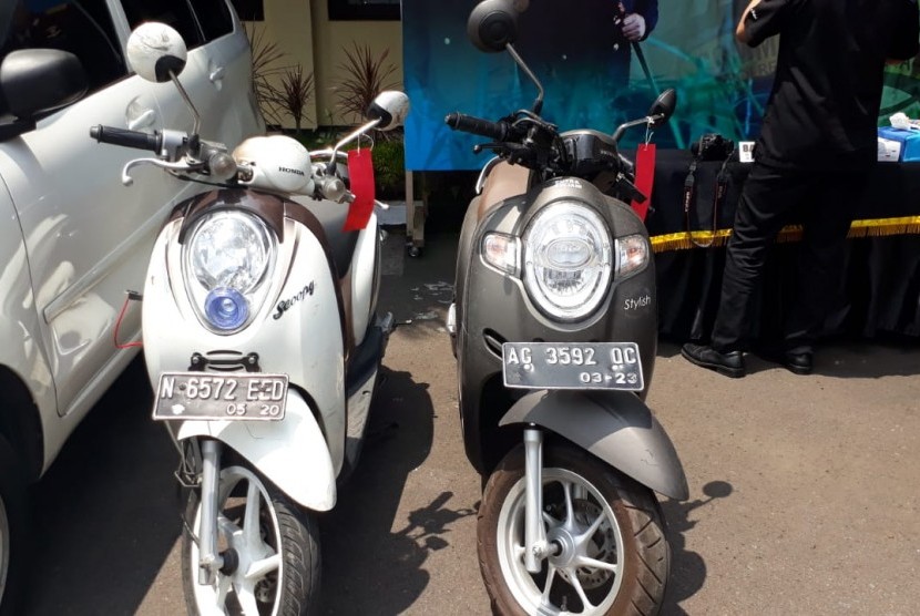 Aparat Kepolisian Resor Kota Besar (Polrestabes) Surabaya menembak mati tiga penjahat spesialis pencurian sepeda motor (curanmor) (Foto: barang bukti pencarian motor) 