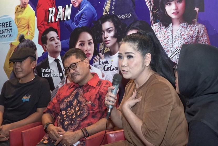 Bupati Lombok Barat Fauzan Khalid bersama Indra Lesmana dan Vina Panduwinata dalam jumpa pers tentang Mandiri Senggigi Sunset Jazz 2018 di Jakarta, Selasa (27/11).
