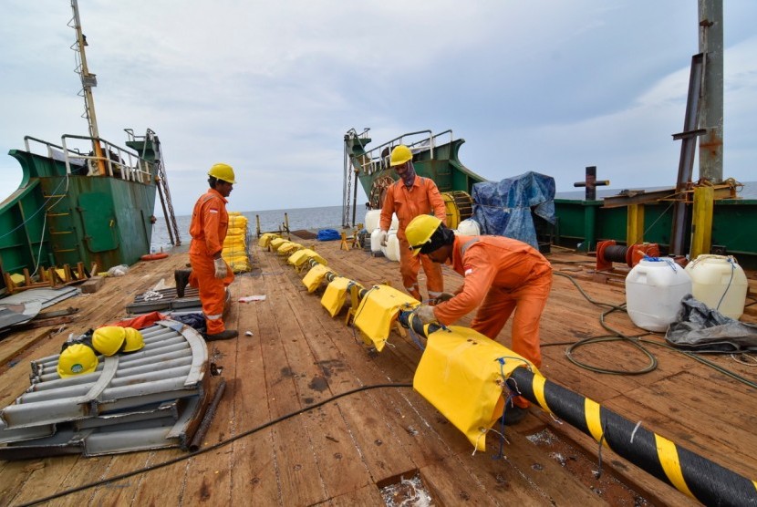 PT Perusahaan Listrik Negara (PLN) menargetkan pembangunan jaringan kabel laut yang menghubungkan Pulau Sumatra dengan Bangka selesai pada akhir 2021. (Foto ilustrasi: Kabel laut)