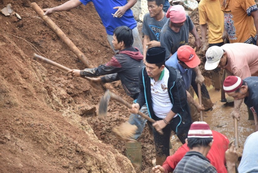 Tiga rumah di Kampung Karajan, Desa Salam Jaya, Kecamatan Pondoksalam, Purwakarta, tertimbun longsor, Selasa malam (27/11). Akibatnya, dua warga meninggal dunia karena tertimpa reruntuhan rumahnya