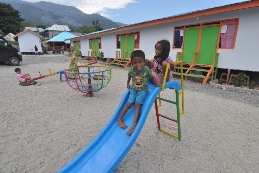 Sejumlah anak-anak pengungsi korban gempa, tsunami dan likuifaksi bermain di sekitar selter atau hunian sementara mereka di kawasan Integrated Community Shelter (ICS) bantuan Aksi Cepat Tanggap (ACT) di Kelurahan Duyu, Palu, Sulawesi Tengah, Rabu (28/11/2018).