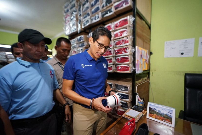 Calon wakil presiden (cawapres) nomor urut 02 Sandiaga Salahudin Uno mengunjungi sentra industri sepatu di Kecamatan Taman Sari Kabupaten Bogor, Kamis (29/10)