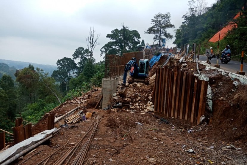 Pengerjaan talud ruas jalan Riung Gunung, Cisarua, Kamis (29/11) tengah berlangsung. Talud dimaksudkan untuk mengantisipasi longsor yang kerap terjadi di wilayah tersebut. 