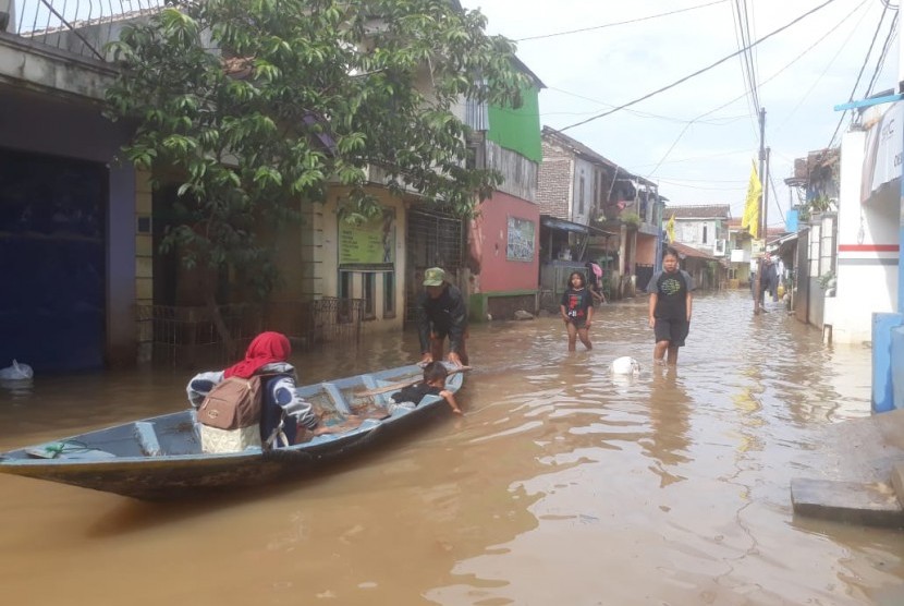 Hujan deras di wilayah Kabupaten Bandung, Kamis (29/11) malam menyebabkan sejumlah pemukiman di Dayeuhkokot terendam banjir, Jumat (30/11).