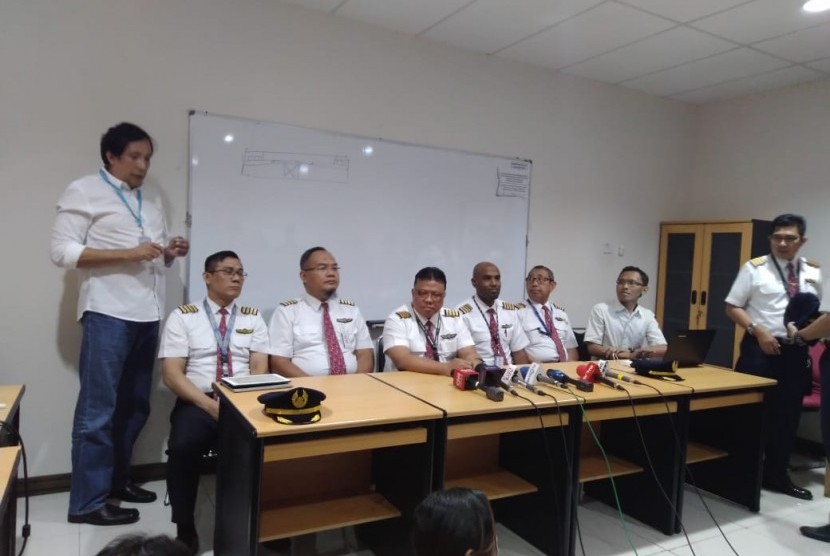 Beberapa pilot maskapai penerbangan Lion Air menyatakan sikapnya di hadapan awak media, Sabtu (1/12).