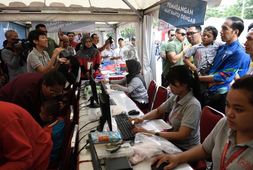 Presiden Joko Widodo (kanan) menghadiri Peringatan Hari Disabilitas Internasional Tahun 2018 di Bekasi, Jawa Barat, Senin (3/12/2018).