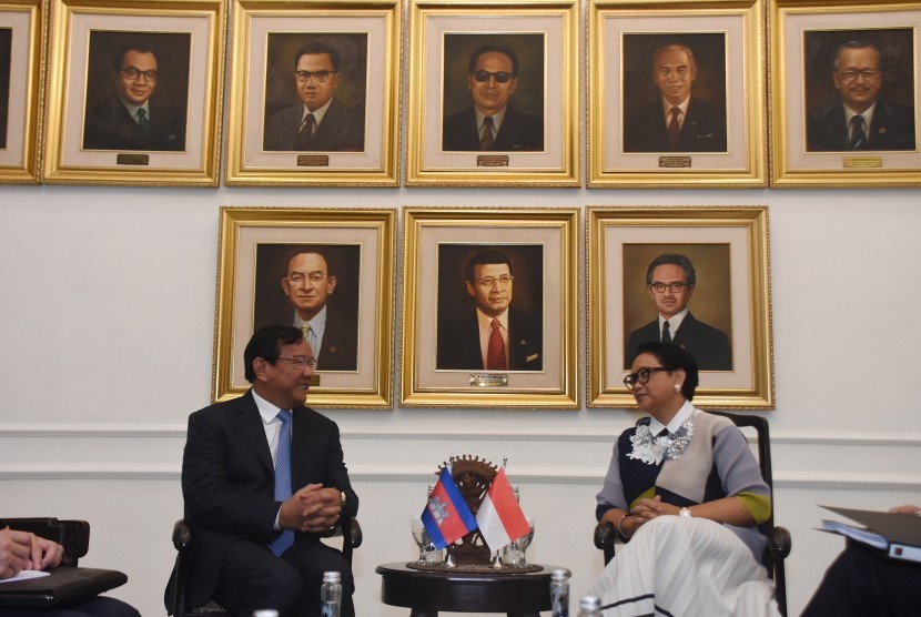 Utusan Khusus ASEAN Prak Sokhonn (kiri) optimistis krisis Myanmar dapat diselesaikan di bawah kepemimpinan Kamboja di ASEAN tahun ini.