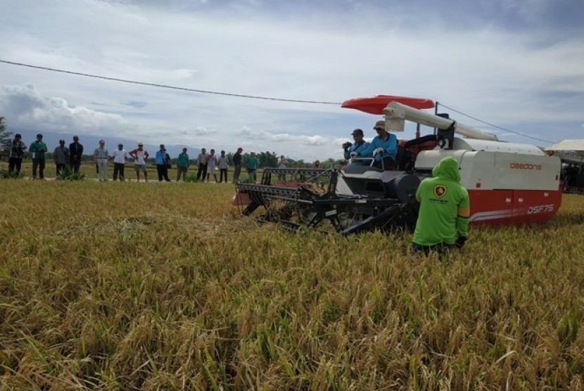 Demo alat mesin pertanian dari Korea Selatan yang dilakukan  Departemen Teknik Pertanian dan Biosistem Fakultas Teknologi Pertanian  Universitas Gadjah Mada (UGM) kepada petani-petani di Desa Palur, Kecamatan  Kebonsari, Kabupaten Madiun, Jawa Timur.